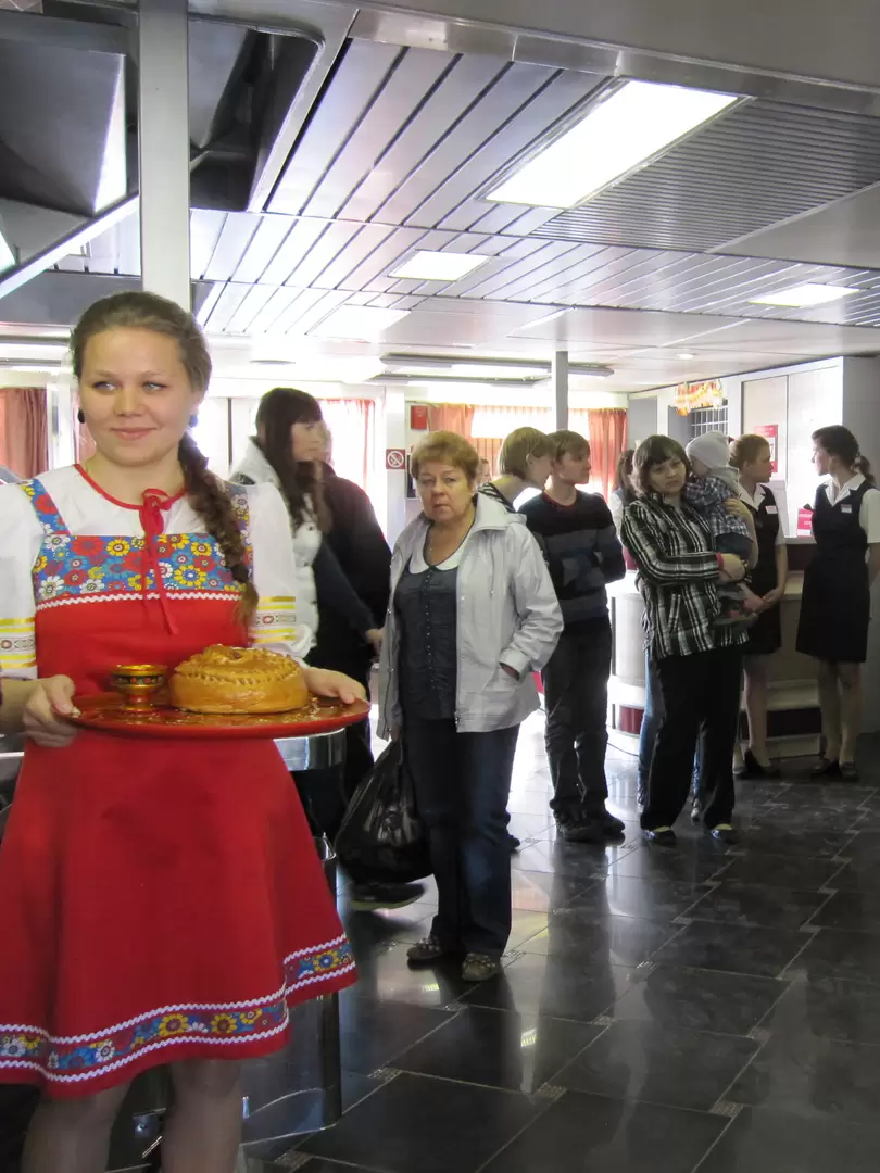 Очаровательная девушка Дарья, в ярком наряде русской красавицы Очаровательная девушка Дарья, в ярком наряде русской красавицы
