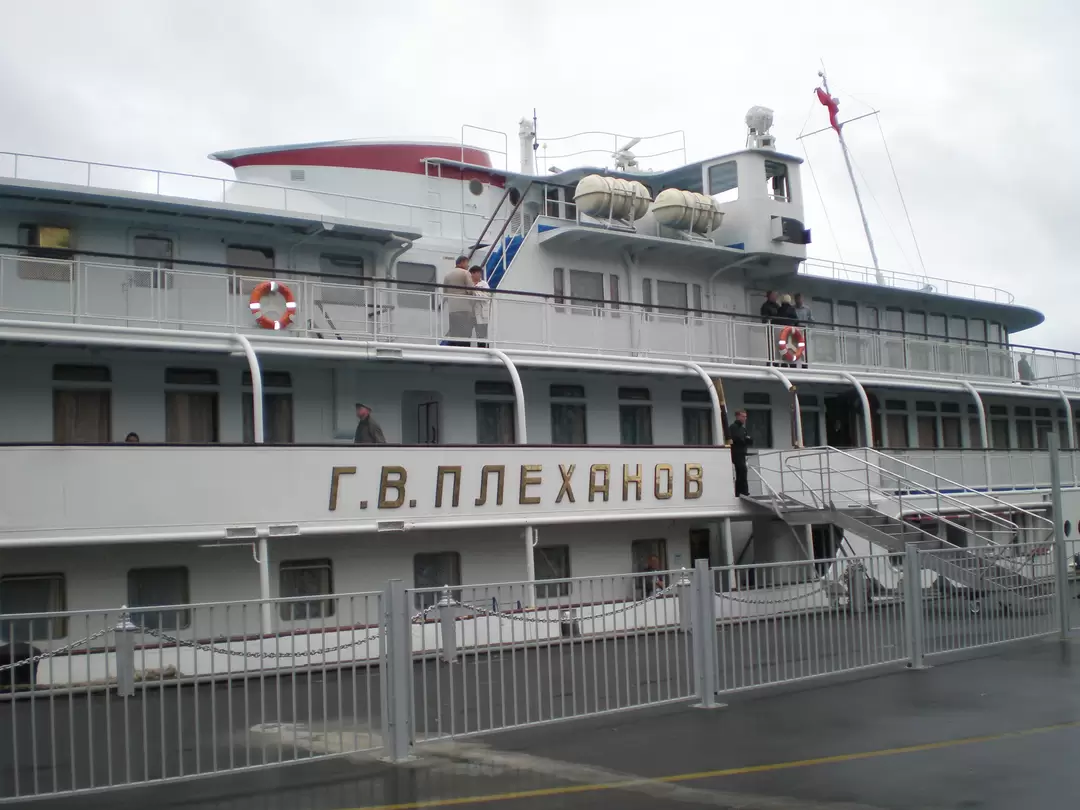 Перед отправлением , за час до отправления.