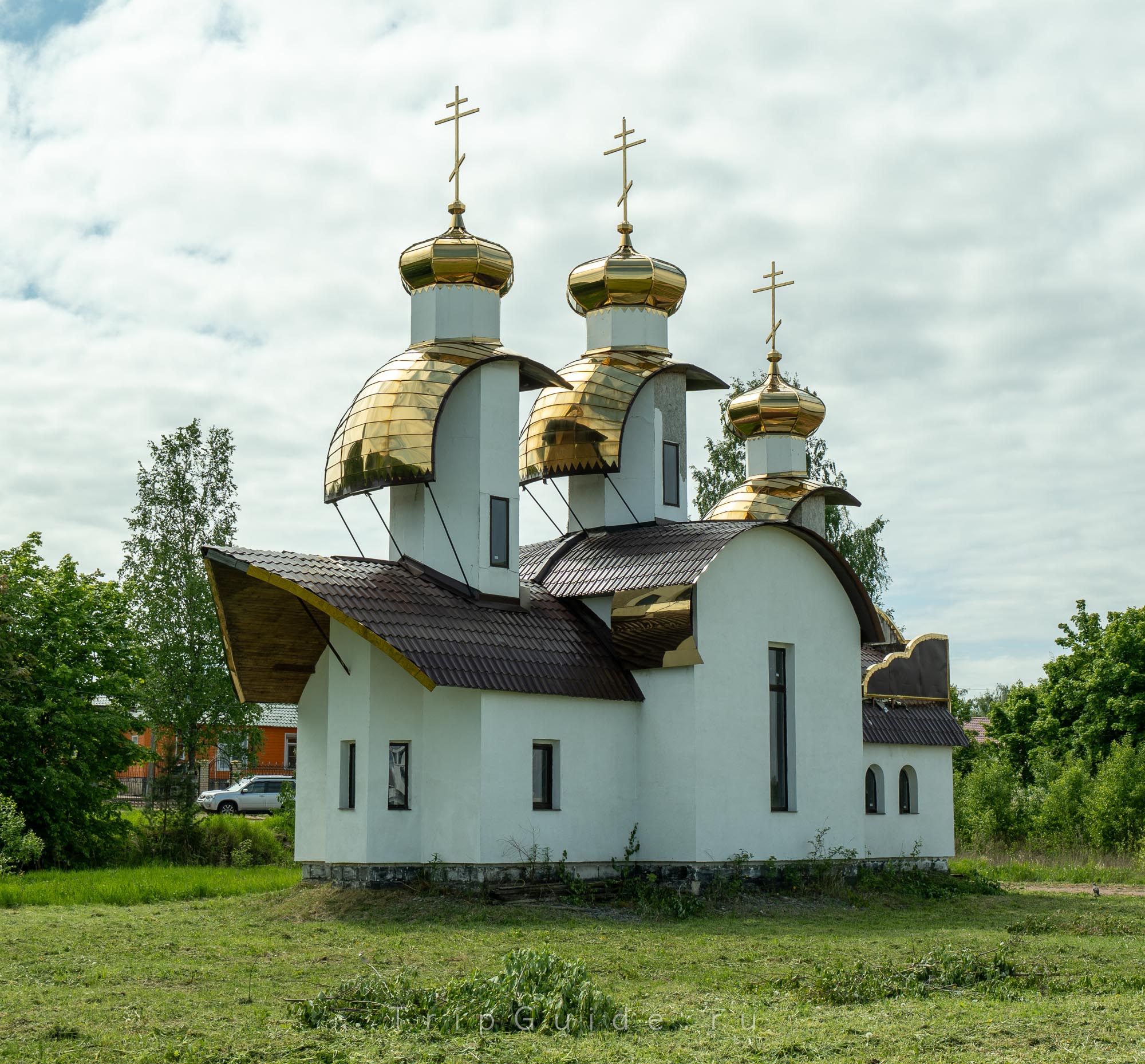 Церковь Николая Чудотворца в Лодейном Поле у причала туристических кораблей Церковь Николая Чудотворца в Лодейном Поле у причала туристических кораблей