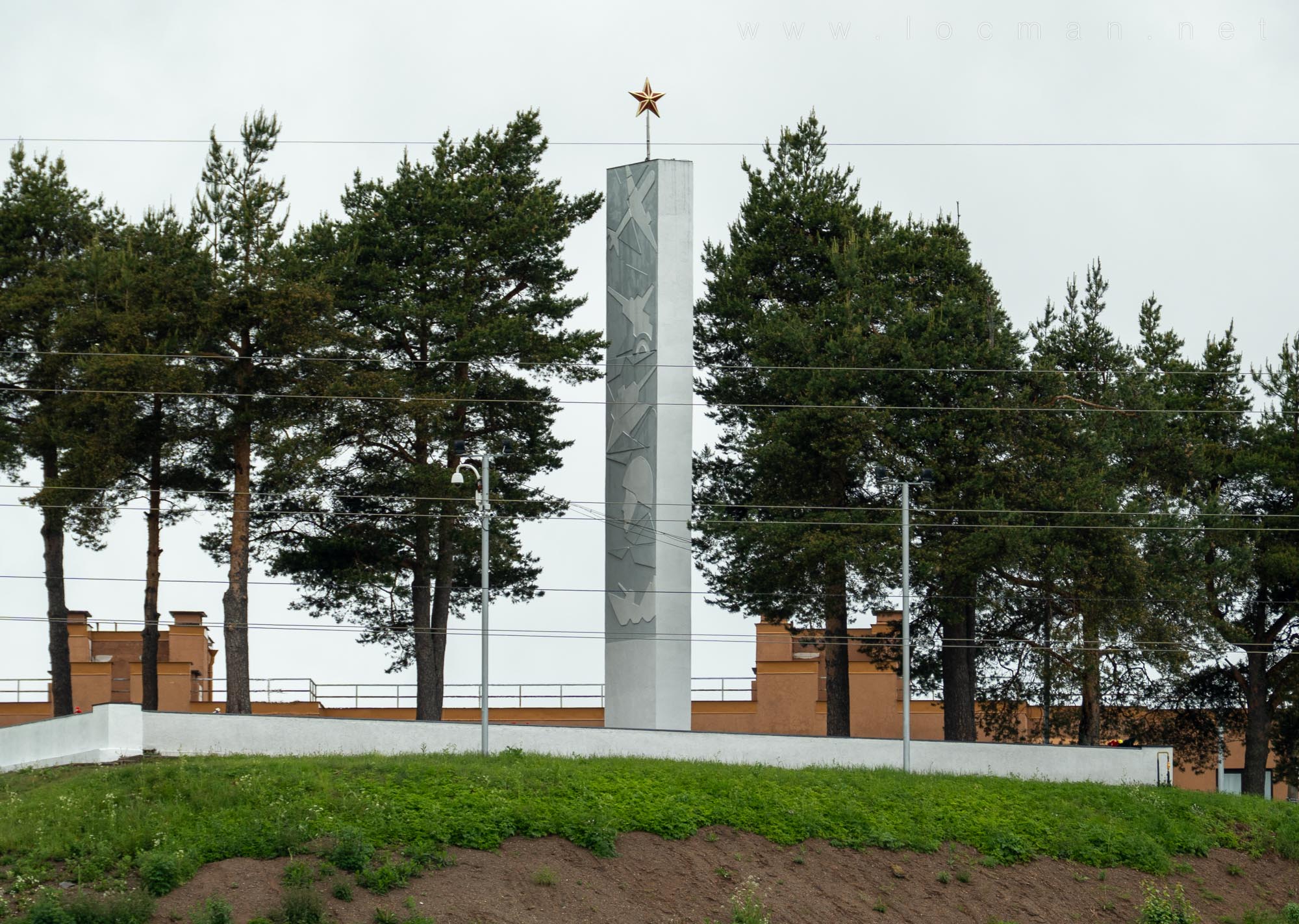 Обелиск на Братской могиле в городе Подпорожье Обелиск на Братской могиле в городе Подпорожье