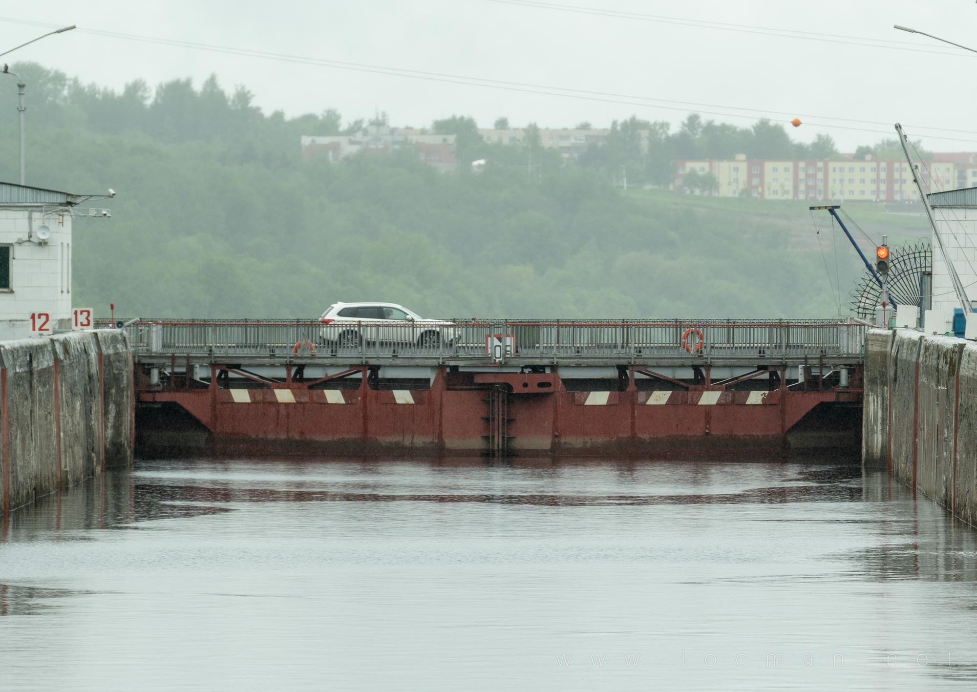 По нижним воротам проходит автодорога в микрорайон Ольховец города Подпорожье По нижним воротам проходит автодорога в микрорайон Ольховец города Подпорожье