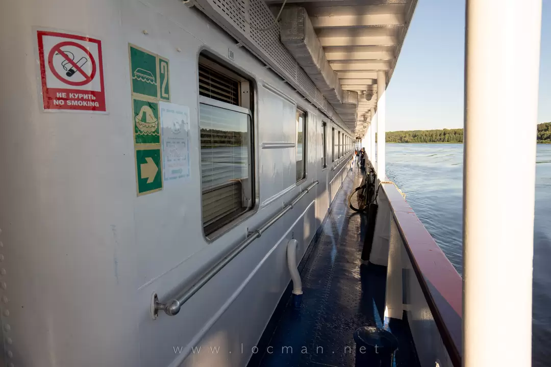 Открытая часть главной палубы, используется в основном командой во время швартовки и других операций