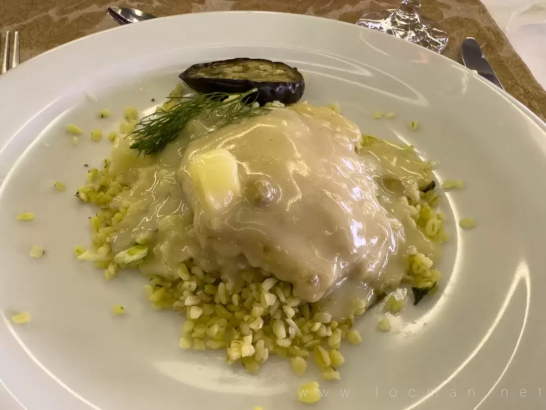 Филе индейки с соусом «Бешамель» с булгуром, пряными травами и печёными баклажанами, ресторан теплохода «Василий Суриков»