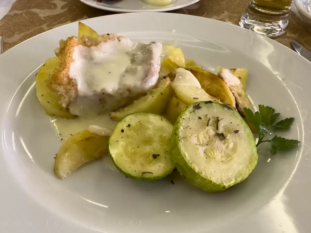 Филе морского окуня, жареное в муке, с картофелем, запечённым в розмарине, кабачками печёными и голландским соусом в ресторане теплохода «Василий Суриков»