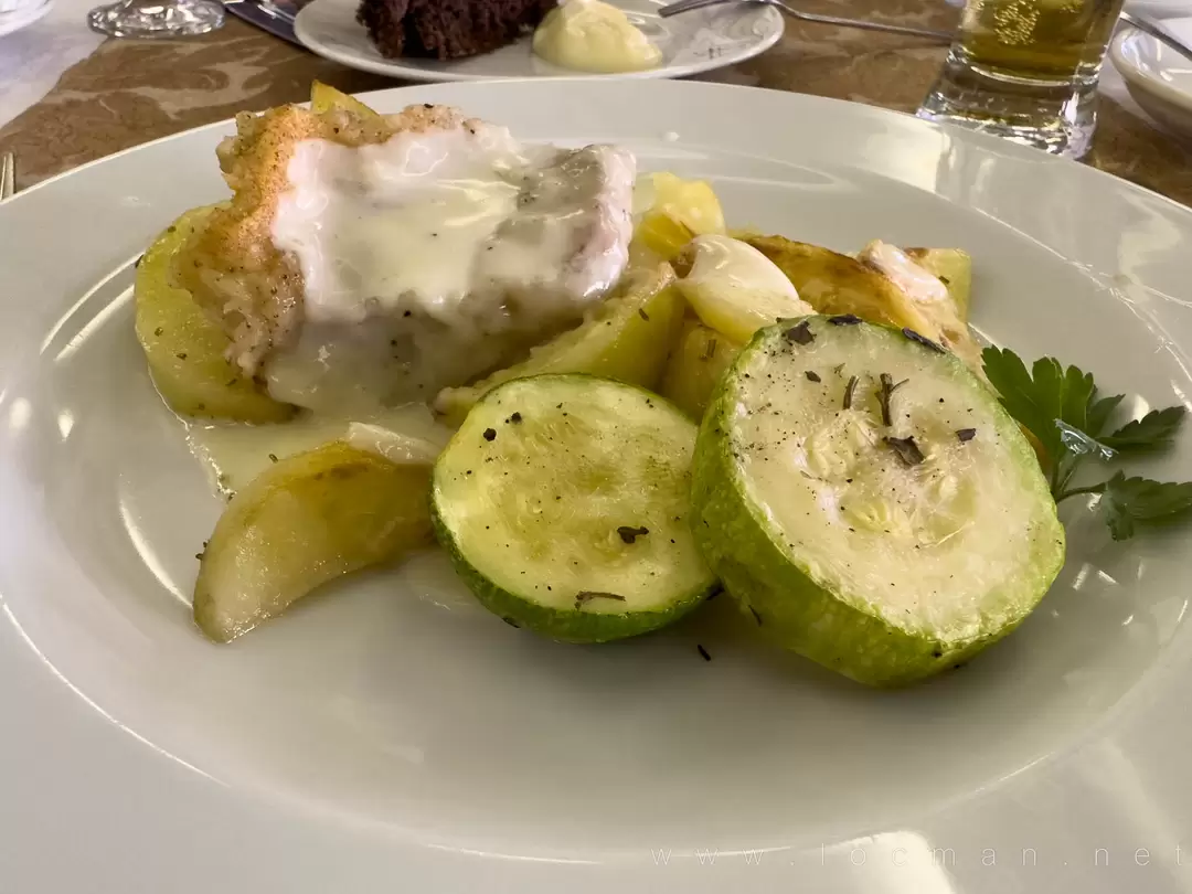 Филе морского окуня, жареное в муке, с картофелем, запечённым в розмарине, кабачками печёными и голландским соусом, ресторан теплохода «Василий Суриков»