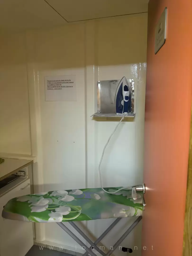 Комната для самостоятельной глажки (также можно заказать услугу глажки за деньги), теплоход «Василий Суриков»