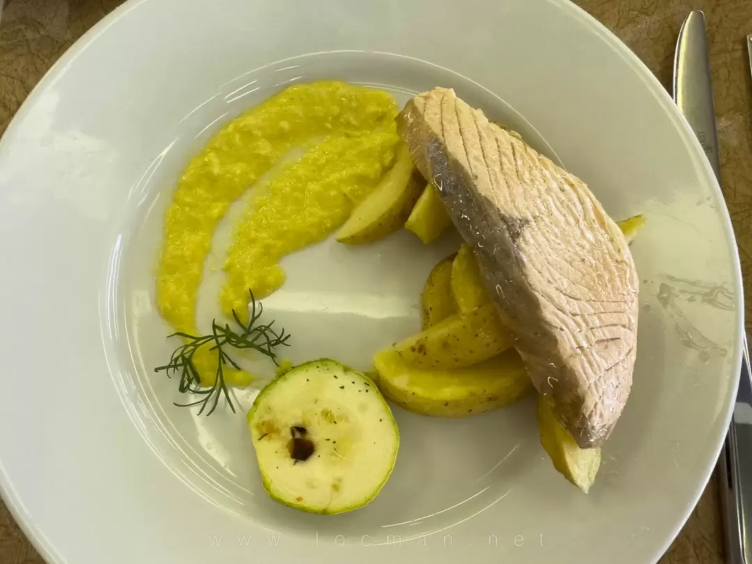 Лосось жареный с картофельными дольками и печёными цукини, теплоход «Василий Суриков»