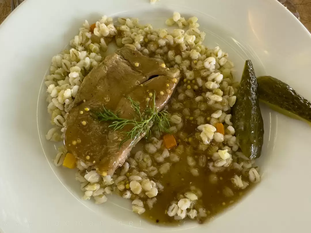 Свинина буженина запечённая с перлотто и маринованными огурцами