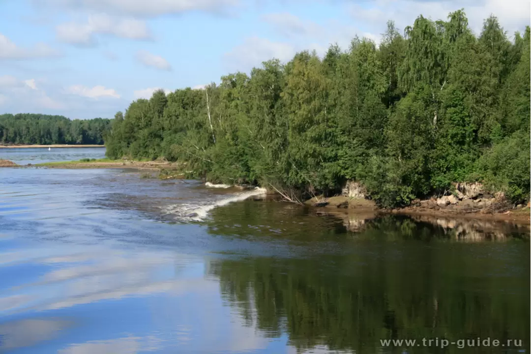 Теплоход проходит очень близко к берегу Теплоход проходит очень близко к берегу