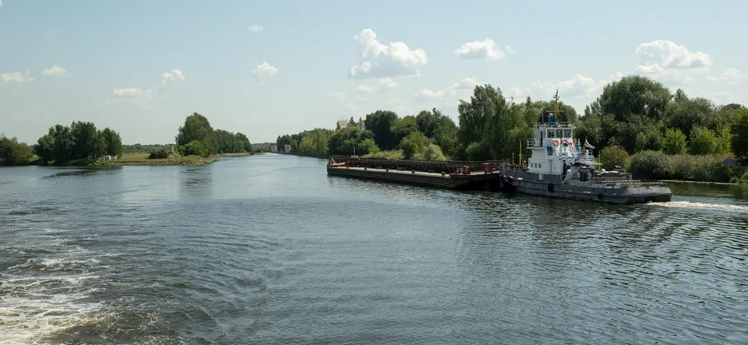 Буксир РТ-365 с баржой на реке Москва