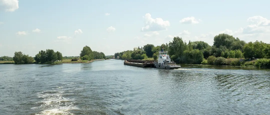 Буксир РТ-365 с баржой на реке Москва