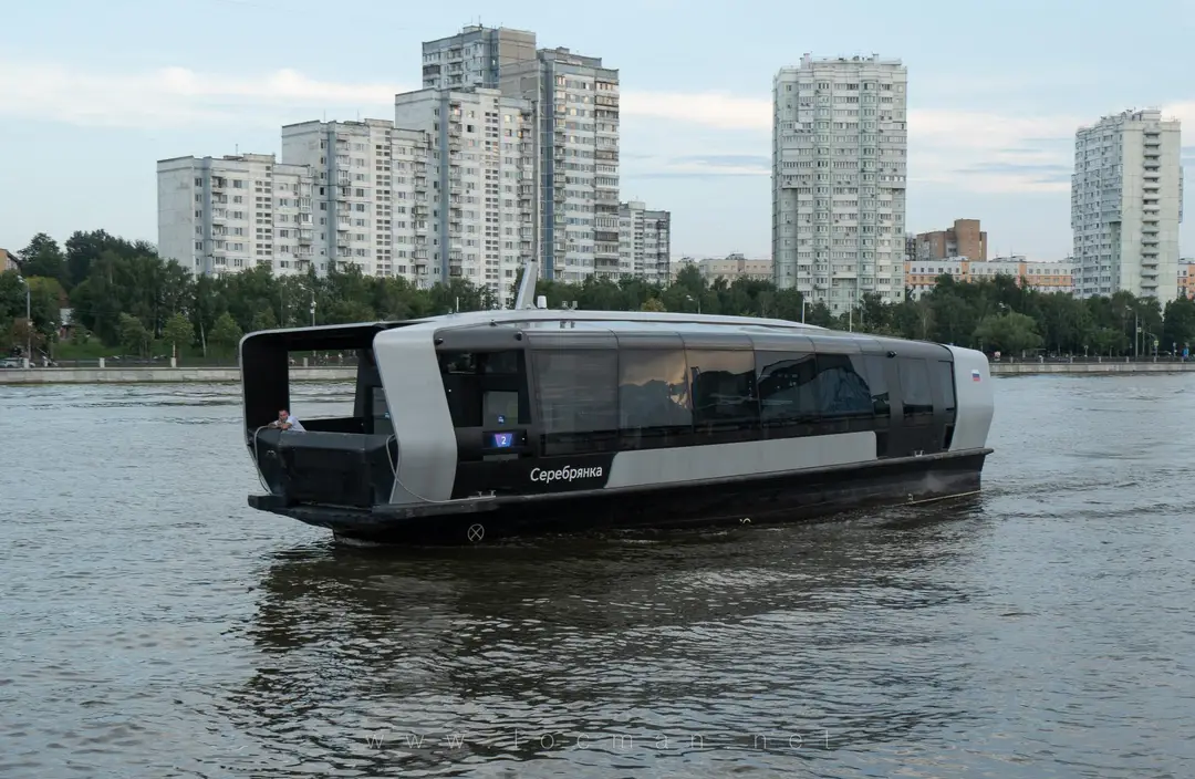 Электросудно «Серебрянка» в Москве