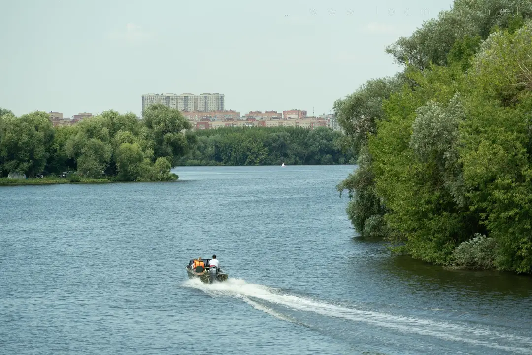 Моторная лодка на Москве реке
