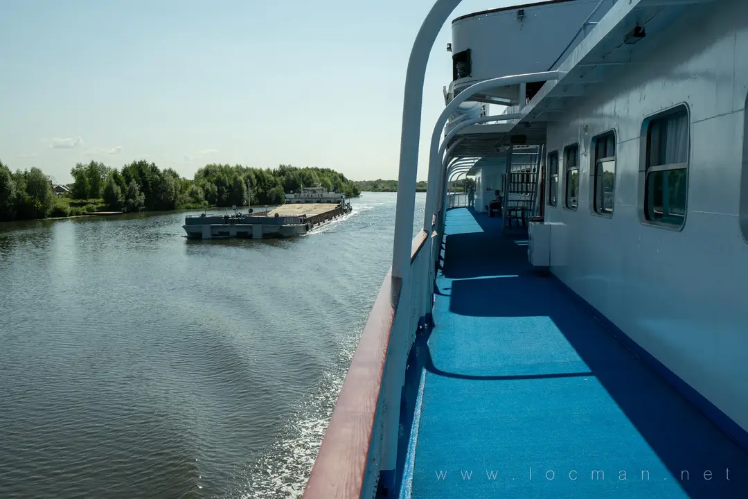Обгоняем баржу с песком