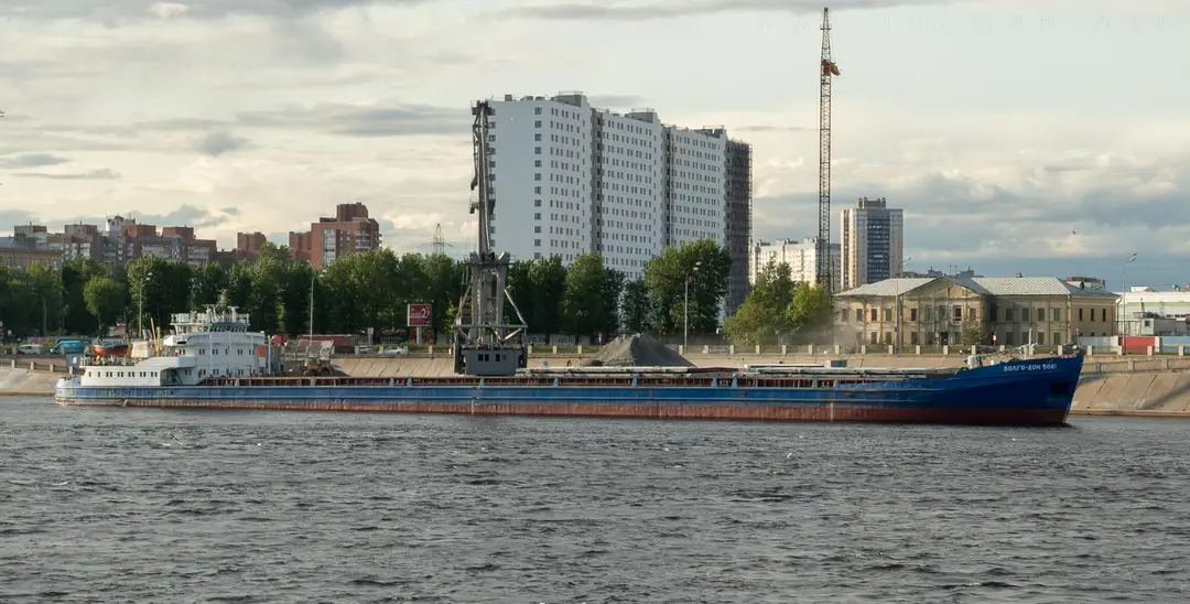Сухогруз «Волго-Дон 5061» на Неве