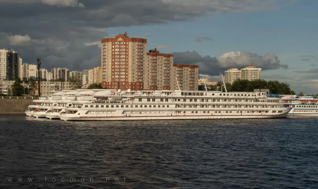 Теплоходы компании «Viking Cruises» на приколе в Петербурге