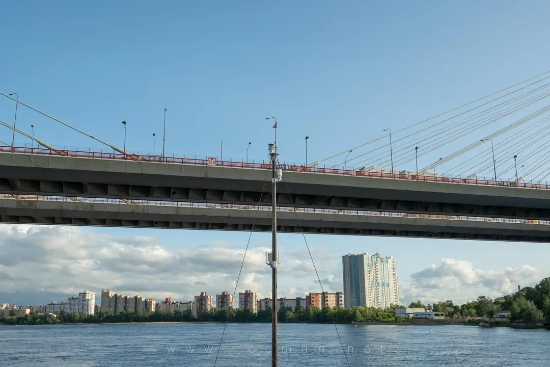 Туристический теплоход проходит под мостом