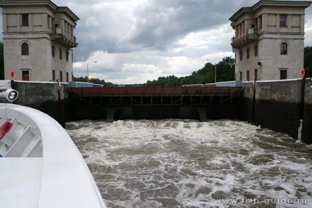 Бурлящая вода — идёт заполнение шлюза Бурлящая вода — идёт заполнение шлюза