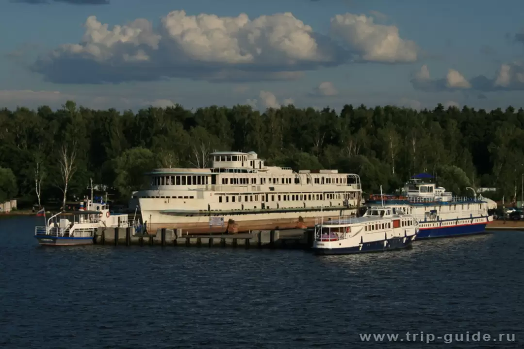 Теплоход 305 проекта на «вечном приколе» на канале имени Москвы Теплоход 305 проекта на «вечном приколе» на канале имени Москвы