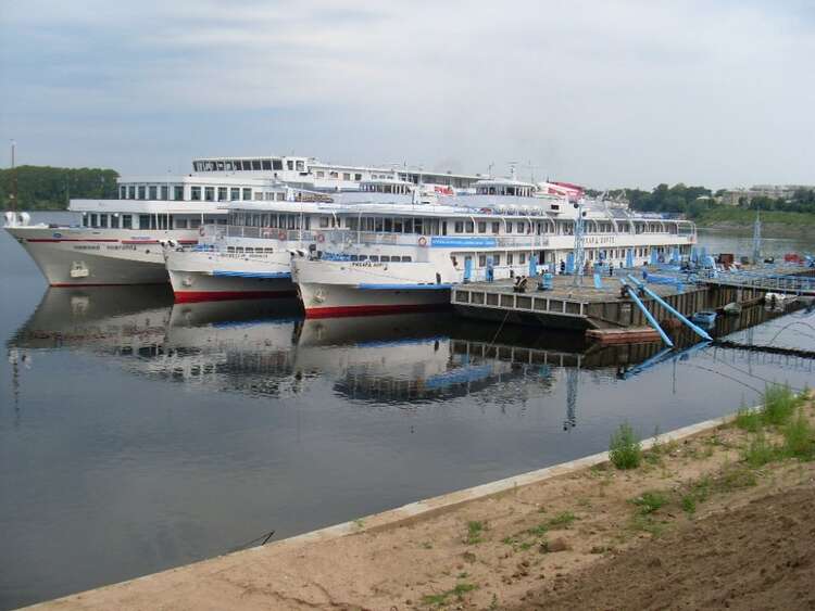 Российский теплоход. Экскурсия на кораблике в нижнем новгороде. Теплоход нижний новгород 301. Теплоход нижний новгород макарьев. Четырехпалубный теплоход нижний новгород.