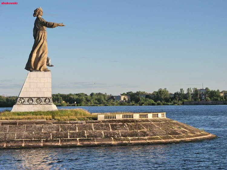 Матерью русских рек люди. Монумент Волга-мать в Рыбинске. Рыбинск статуя мать-Волга. Монумент Родина мать Рыбинск. Памятник Волге в Рыбинске.