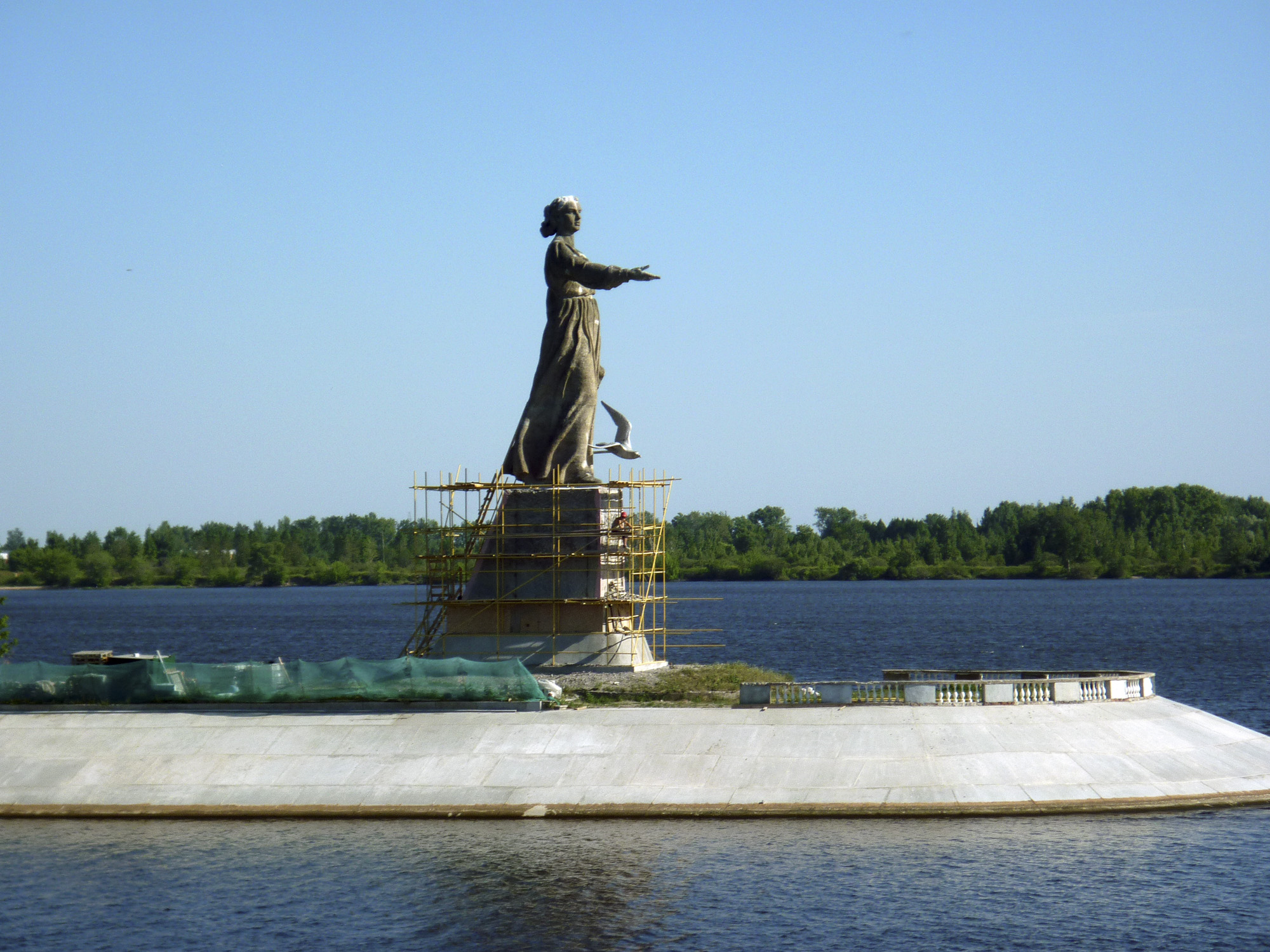 Волга рыбинское водохранилище. Рыбинск статуя мать-Волга. Рыбинское водохранилище. Молога (река)памятник мать Волга. Водохранилища на реке Волге Рыбинское.