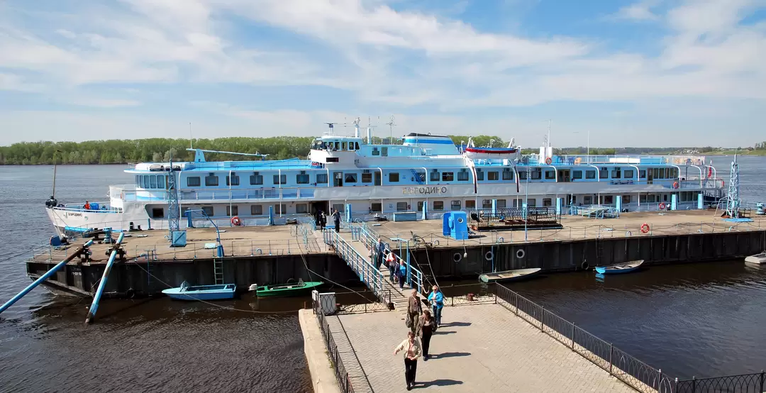 Теплоход «Бородино» в Угличе