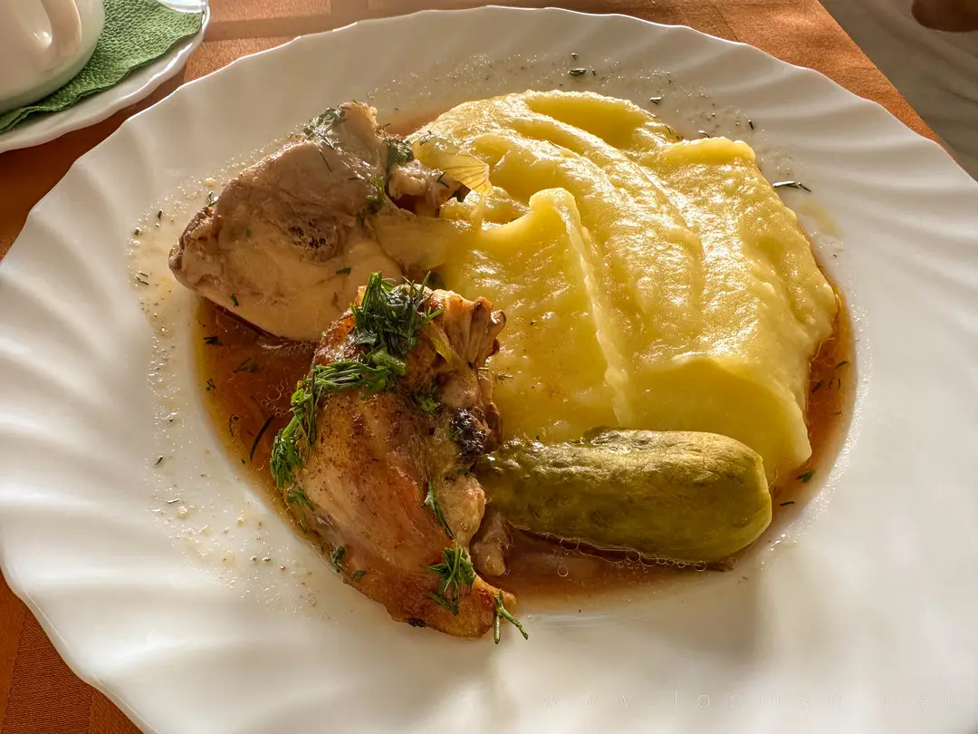Чахохбили из курицы с картофельным пюре, обед в ресторане теплохода «Сергей Образцов»