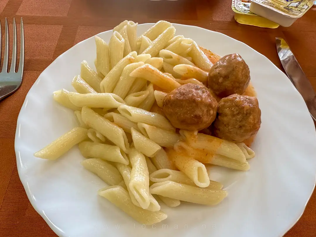 Фрикадельки жареные с макаронами, питание на теплоходе «Сергей Образцов»