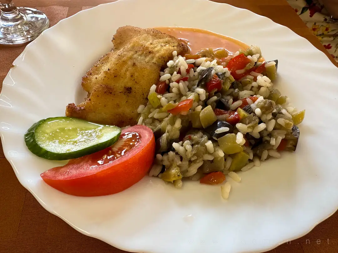 Морской язык жареный с панаше из риса, соус томатно-клюквенный и зелень