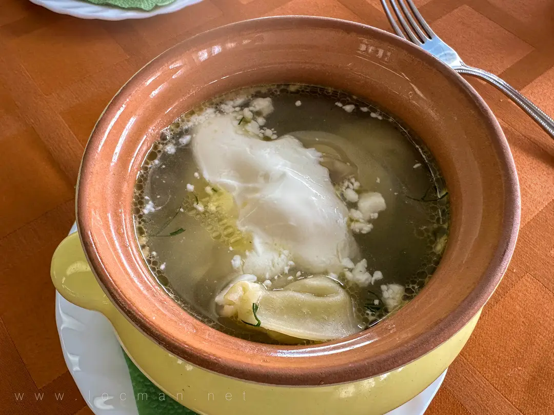 Пельмени с бульоном и сметаной, обед