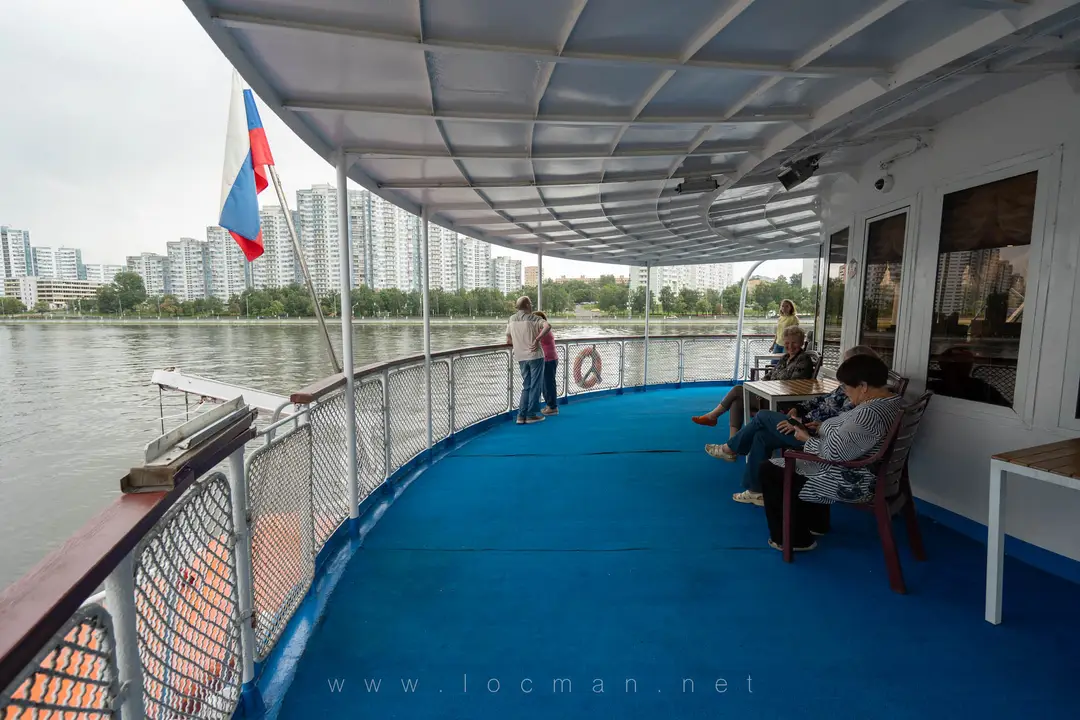Прогулочная палуба ближе к корме, здесь места для курения
