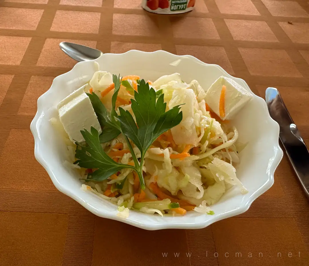 Салат из брынзы с капустой и огурцами, обед на теплоходе «Сергей Образцов»