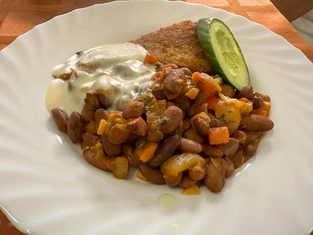 Щука жареная в сухарях с тушеной красной фасолью и овощами, ужин