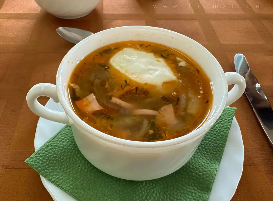 Солянка сборная мясная, обед на теплоходе «Сергей Образцов»