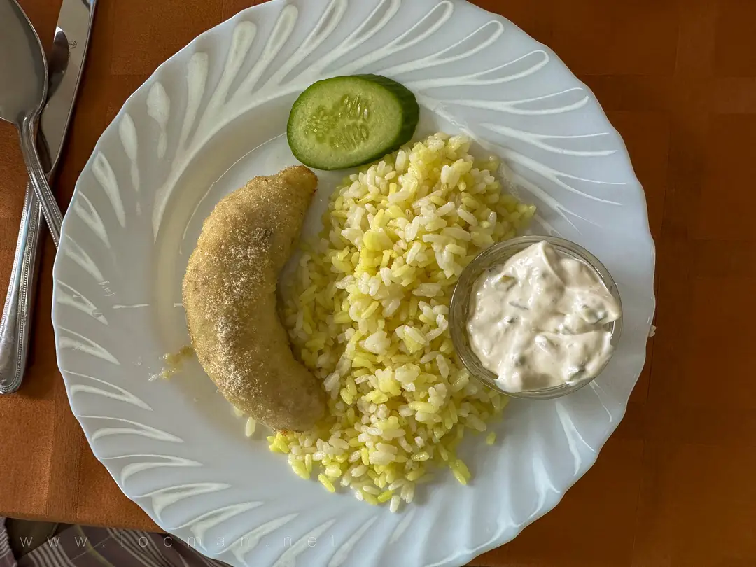 Тельное из рыбы с рисом и соусом Тартар, ресторан на теплоходе «Сергей Образцов»
