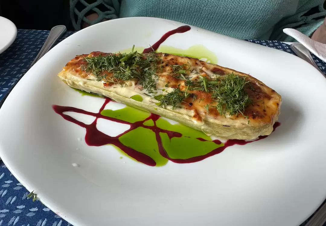 Кабачок, фаршированный овощами, со сметанным соусом