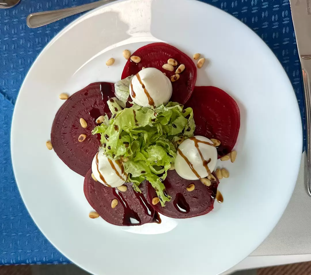 Карпаччо из свеклы с сырным муссом и бальзамическая заправка, теплоход «Волга Стар»