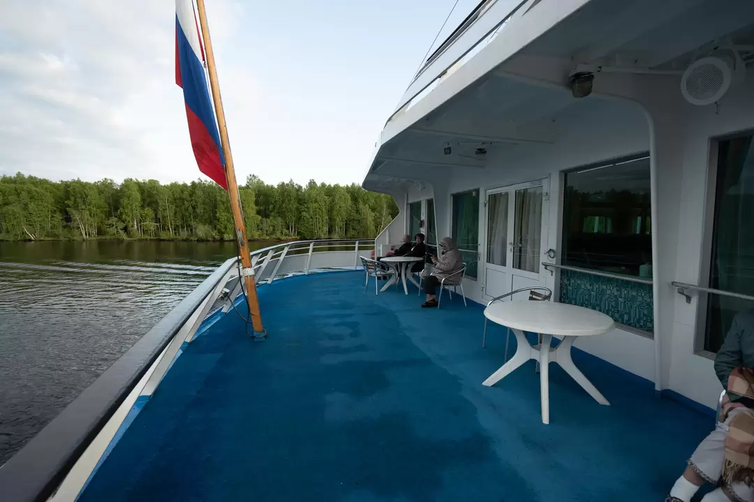 Корма Средней палубы отдана курильщикам на теплоходе «Волга Стар»