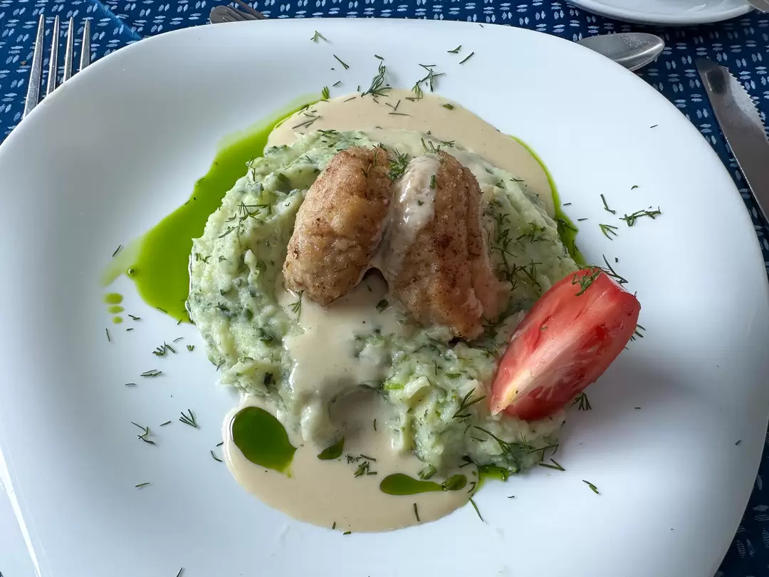 Котлетки куриные, пюре со шпинатом и сливочно-луковый соус