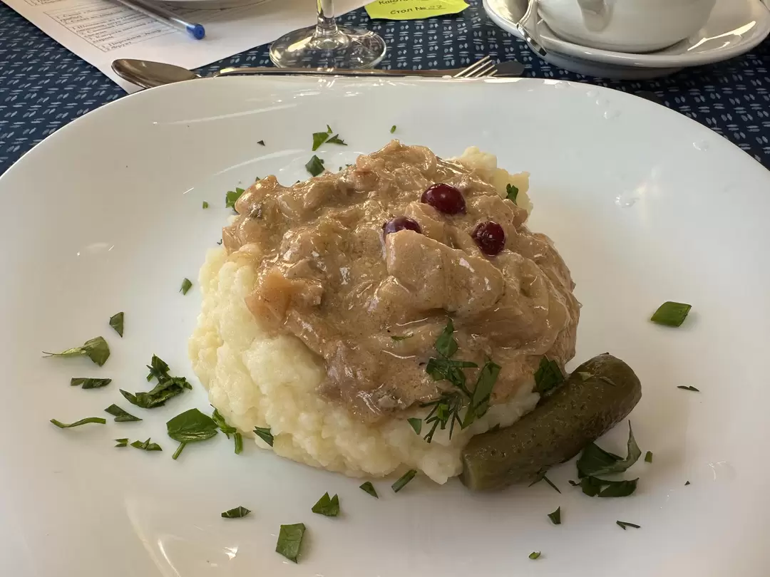 Поджарка из свинины с картофельным пюре и солёным огурцом