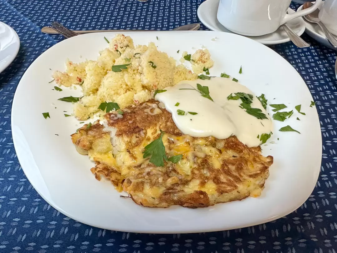 Рыба воздушная с кус-кусом, овощами и сырно-сливочным соусом
