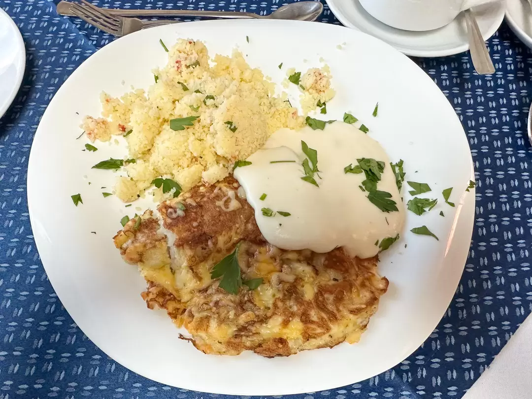 Рыба воздушная с кус-кусом, овощами и сырно-сливочным соусом