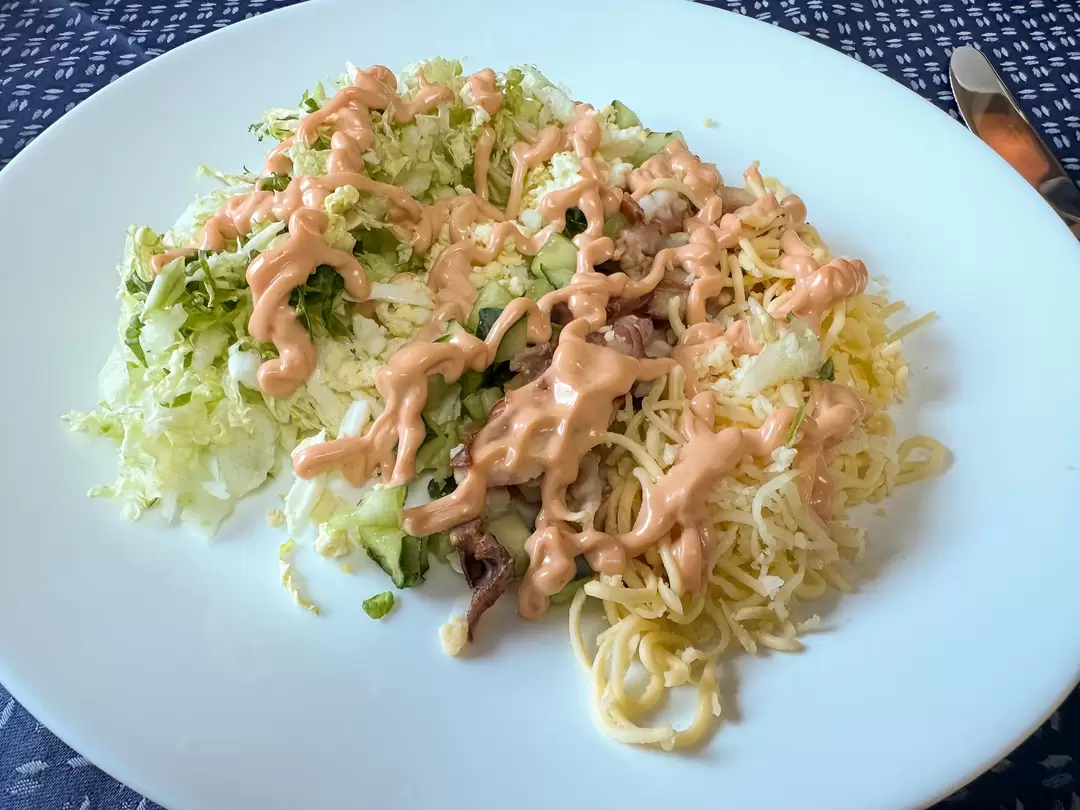 Салат Кобб (огурец, яйцо, бекон жаренный, китайская капуста, сыр, майонез и кетчуп)