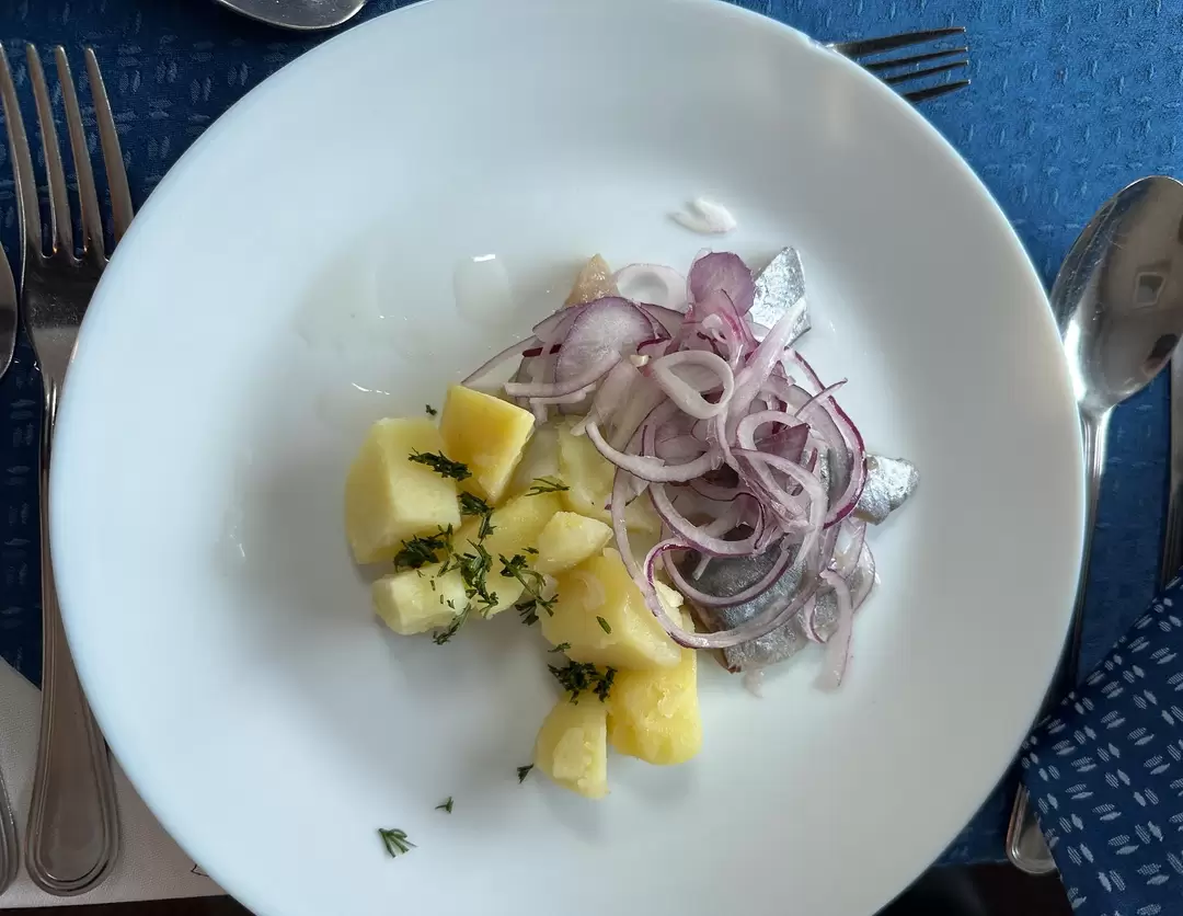 Селедка слабосолёная с картофелем и маринованным луком, теплоход «Волга Стар»