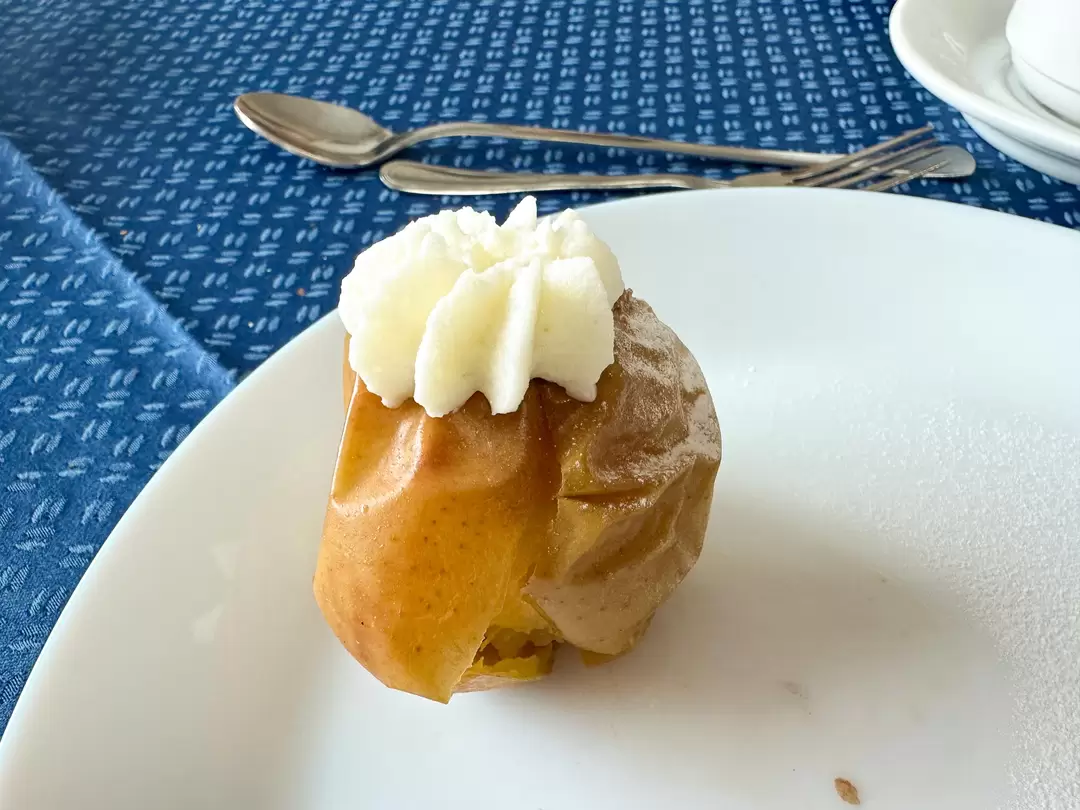 Яблоко, запечённое с орехом и мёдом, ужин на теплоходе «Волга Стар»