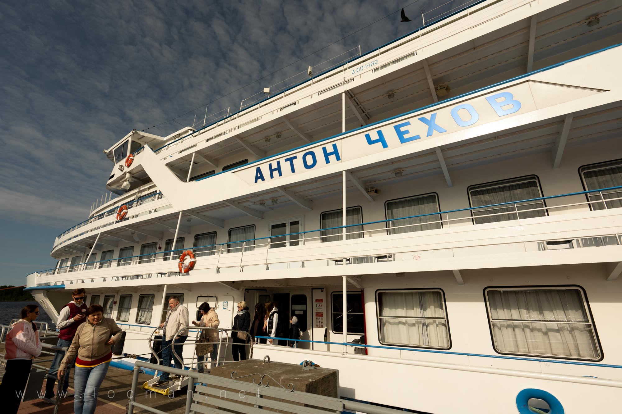 Теплоход «Антон Чехов», туристы отправляются на экскурсию Теплоход «Антон Чехов», туристы отправляются на экскурсию